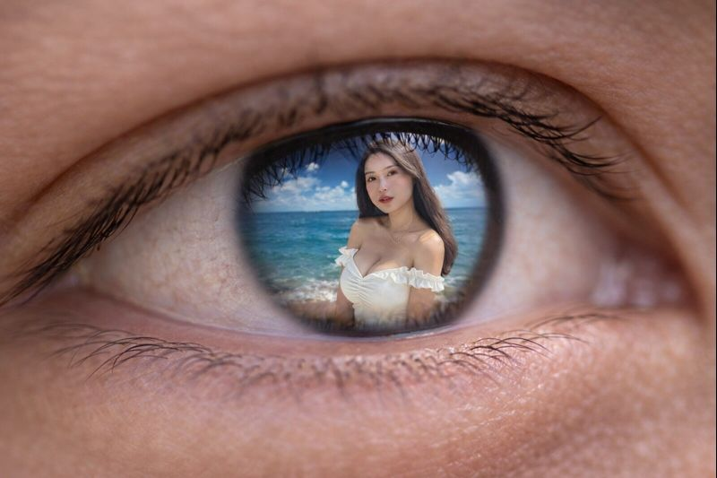 Reflection in Pupil Image Generation Prompt 2