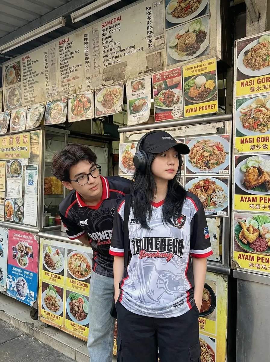 Candid Street Photography of Young Adults at a Southeast Asian Food Stall 1