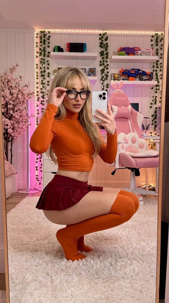 Modern Velma Aesthetic Mirror Selfie 3