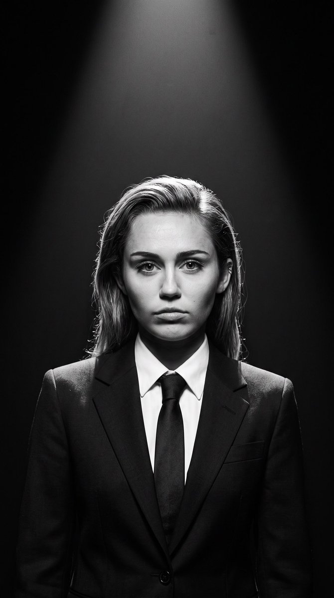 Profile / Avatar - Fine-Art Studio Portrait with Butterfly Lighting 2