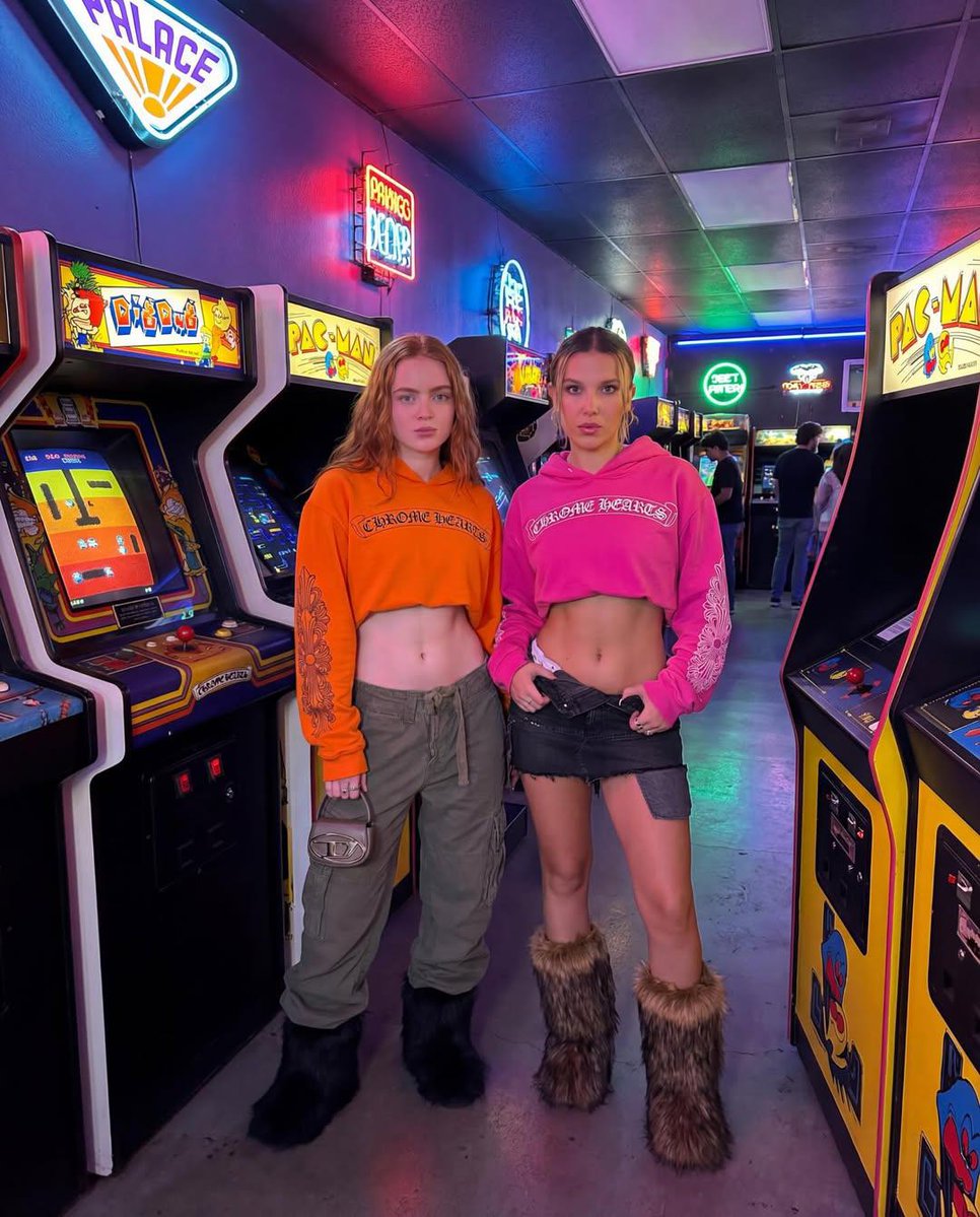 Stranger Things Duo in Retro Arcade (3 Prompts) 2