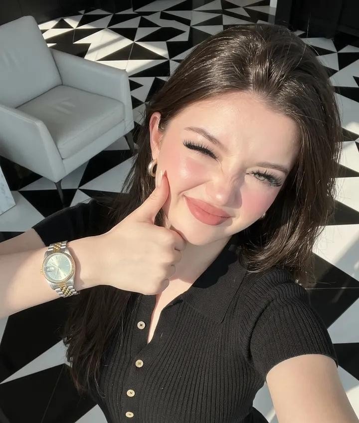 Ultra-realistic Lifestyle Smartphone Selfie 2
