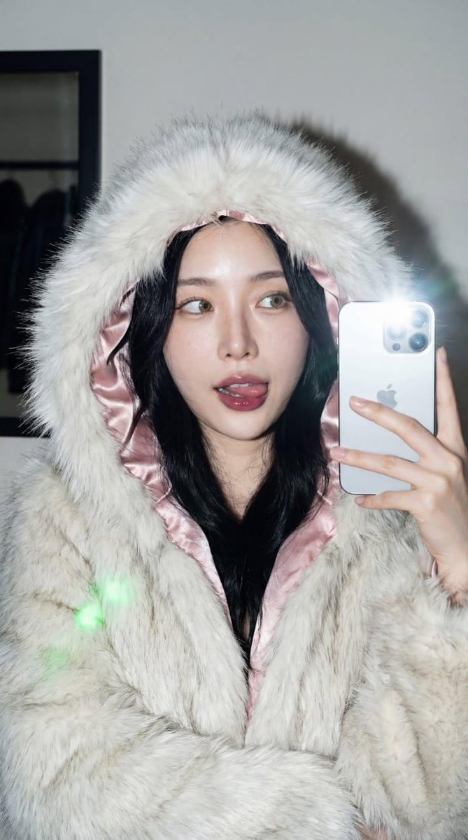 High-Contrast Portrait with Direct Flash and Faux Fur 1